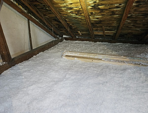 Zateplení stropu rodinného domu pomocí foukané izolace